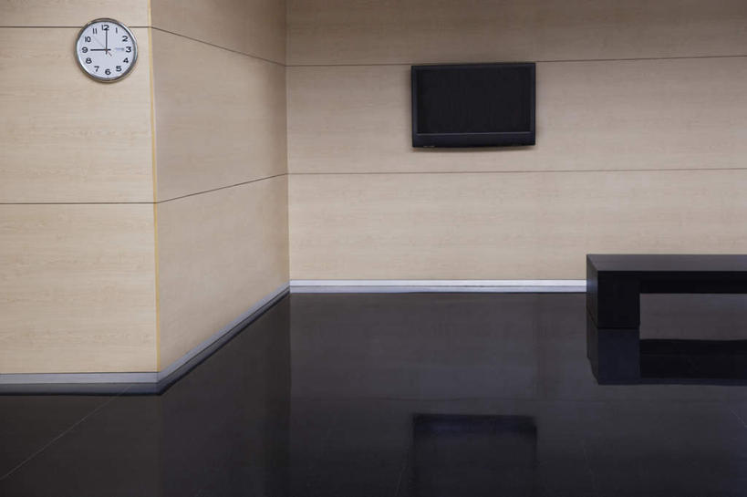 无人,高楼大厦,横图,室内,白天,正面,办公楼,大厦,建筑,摩天大楼,写字楼,电视,椅子,阴影,时间,反射,瓷砖,地砖,时钟,影子,地面,计时,一个,挂钟,钟表,楼宇,表,商务楼,单个,彩电,彩色电视机,显像管屏,显像管屏幕,电视机,钟,彩图,大楼,高层建筑,高楼,摩天楼