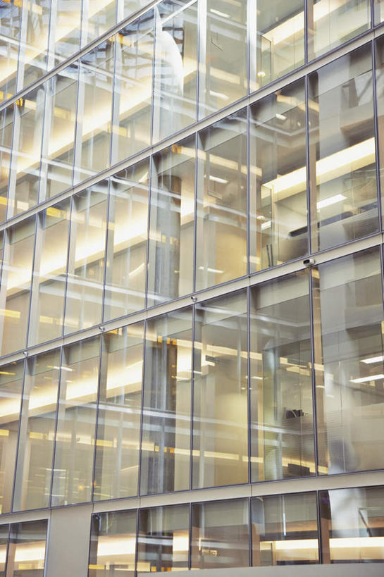 无人,高楼大厦,竖图,室外,白天,仰视,办公楼,窗户,落地窗,大厦,建筑,摩天大楼,写字楼,照明,一排,许多,阴影,整齐,光线,影子,灯光,顶灯,玻璃窗,灯,排列,灯具,楼宇,商务楼,照亮,照明设备,队列,玻璃幕墙,彩图,低角度拍摄,大楼,高层建筑,高楼,摩天楼