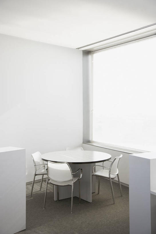 无人,办公室,竖图,室内,白天,正面,窗户,家具,落地窗,桌子,静物,椅子,办公桌,墙,玻璃窗,墙壁,墙面,办公家具,彩图