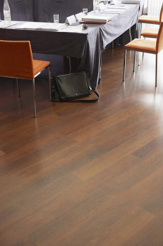 无人,办公室,竖图,俯视,室内,白天,地板,家具,桌子,椅子,阴影,反射,包,公文包,影子,办公桌,木椅,地面,木地板,公事包,办公家具,彩图,高角度拍摄