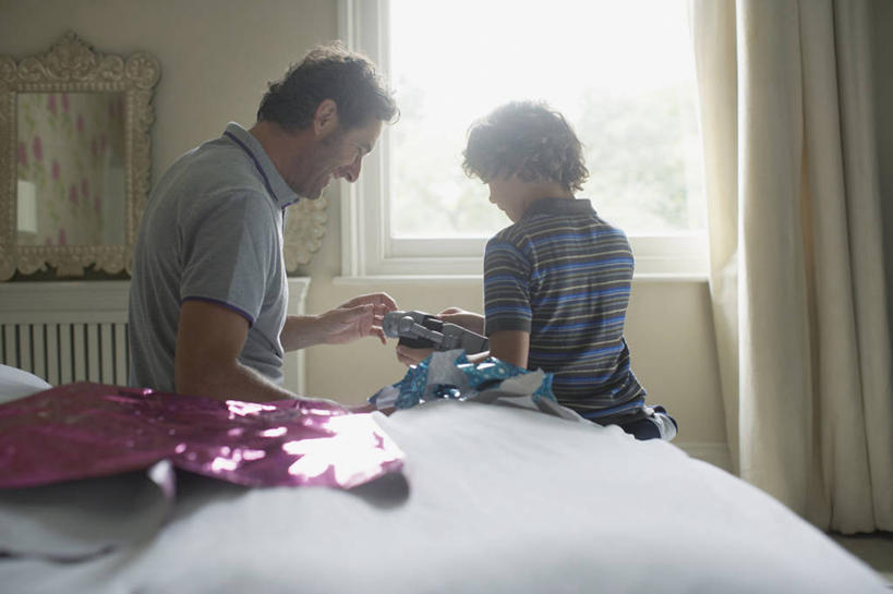 西方人,儿童,中年人,两个人,家庭,父亲,儿子,坐,笑,微笑,露齿笑,横图,室内,白天,化妆,美容,纯洁,窗户,窗帘,床,镜子,落地窗,卧室,礼盒,礼物,欧洲,欧洲人,握,服装,朦胧,模糊,装饰,反射,纸盒,墙,双人床,床单,拿,拿着,扭头,注视,休闲装,被子,玻璃窗,墙壁,墙面,盒子,小孩,背面,衣服,帘子,包装盒,化妆镜,礼品盒,观察,看,转头,休闲,温暖,温馨,父子,一家人,休闲服,遮阳,父爱,可爱,童年,童趣,握着,服饰,礼品,观看,华丽,修饰,点缀,镜像,和睦,察看,被单,镜面,关注,童真,烂漫,无邪,光学,衬托,美观,雅致,雅观,天真,男孩,男人,男性,中年男性,白种人,孩子,坐着,半身,彩图,睡房,卧房,融洽,男生