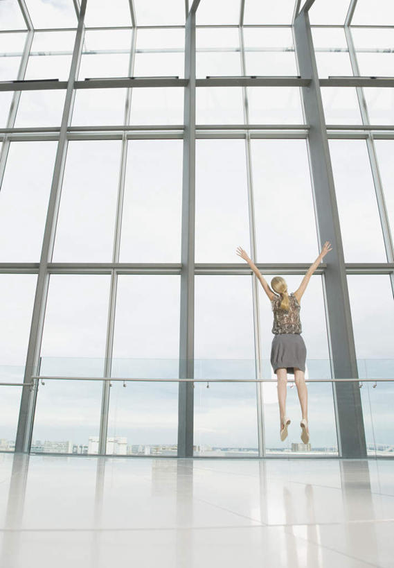 西方人,一个人,商务人士,商务女性,跳,举,竖图,室内,白天,仰视,窗户,落地窗,欧洲,欧洲人,仅一个年轻女性,仅一个女性,仅一个人,套装,欢呼,朦胧,模糊,云,云朵,半空,云彩,玻璃窗,蓝色,白云,蓝天,天空,天,托,晴朗,喝彩,商务装,工薪阶层,年轻女性,女人,女性,白种人,白领,上班族,晴空,举起,举手,举着,跳跃,向上举,向上伸,向上托,彩图,低角度拍摄,全身