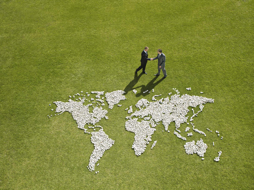 西方人,两个人,同事,商务人士,商务男性,走,说,横图,俯视,室外,白天,衬衫,讨论,成功,合作,团队,集体,信心,草地,草坪,植物,道路,地图,欧洲,欧洲人,阴影,套装,环保,光线,信息,影子,交通,方向,队伍,草,绿色,阳光,能源,引导,指引,回收,资源,领导,成就,商务装,合伙,领袖,利用,工薪阶层,低碳,循环,持续,交流,男人,男性,中年男性,白种人,白领,上班族,步行,沟通,讲话,交谈,散步,商讨,说话,谈话,走路,彩图,高角度拍摄,全身,衬衣,导航