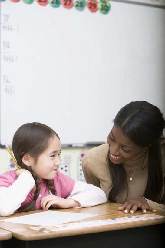 东方人,西方人,儿童,两个人,学生,教师,学校,坐,笑,摸,微笑,露齿笑,竖图,室内,白天,正面,纯洁,桌子,欧洲,非洲,黑人,欧洲人,亚洲,一排,许多,抚摸,服装,整齐,笔,磁铁,办公用品,记事本,扭头,注视,休闲装,黄种人,书桌,校园,文具,排列,小孩,衣服,本子,笔记本,课桌,学习用品,黑板,观察,看,转头,休闲,教室,休闲服,可爱,童年,童趣,教学,服饰,观看,吸铁石,文具用品,磁场,察看,队列,关注,童真,烂漫,无邪,耐磨,教学黑板,天真,女孩,女人,女性,中年女性,非洲人,亚洲人,讲师,教授,老师,触摸,接触,坐着,半身,彩图,天然磁铁,永久磁铁,女生