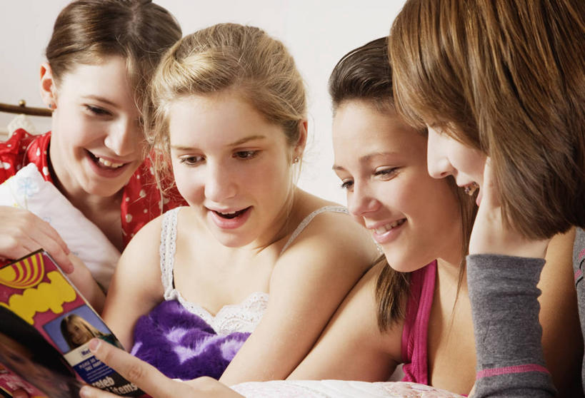 西方人,四个人,伙伴,朋友,坐,笑,微笑,露齿笑,横图,室内,白天,正面,阅读,友谊,杂志,欧洲,欧洲人,撑,握,学习,睡衣,朦胧,模糊,墙,拿,拿着,扭头,托腮,注视,墙壁,墙面,观察,看,托,转头,读书,浏览,握着,观看,察看,关注,托下巴,寝衣,单手托腮,友情,年轻女性,女人,女性,白种人,坐着,半身,彩图