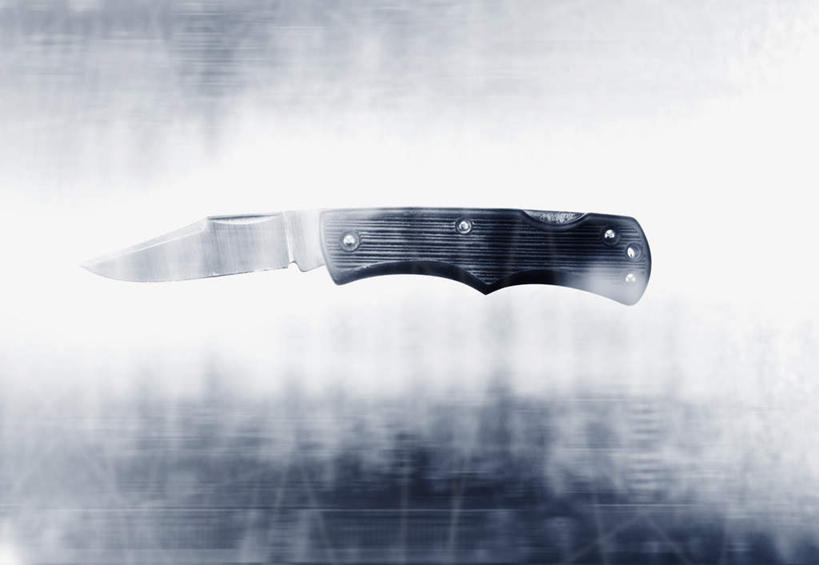 无人,横图,俯视,室内,特写,白天,竞争,静物,一把,对抗,朦胧,模糊,冲突,纹路,纹理,刀具,破坏,刀,武器,战争,摄影,影棚,损坏,攻击,威胁,对立,矛盾,兵器,防御,肌理,敌对,挫败,斗争,抗拒,抗衡,凶器,杀伤,威慑,危险,彩图,高角度拍摄,影棚拍摄,拍摄,匕首