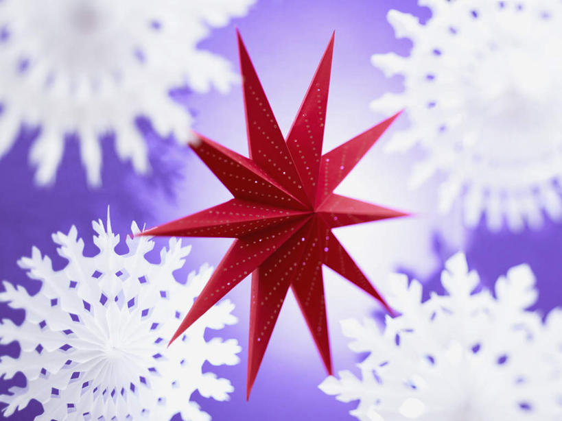 无人,横图,俯视,室内,特写,白天,静物,圣诞节,阴影,紫色背景,节日,朦胧,模糊,庆祝,艺术,反射,影子,纸艺,手工艺品,雪花,文化,红色,纸制品,工艺品,剪纸,庆典,摄影,影棚,纪念,高雅,自信心,品位,剪画,刻纸,彩图,高角度拍摄,影棚拍摄,拍摄