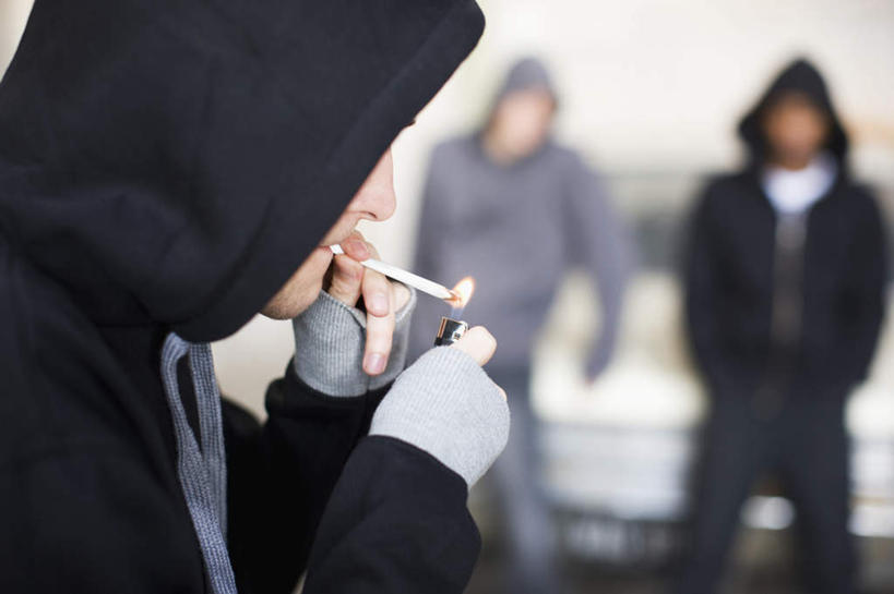 西方人,三个人,伙伴,朋友,站,横图,室外,白天,正面,友谊,香烟,欧洲,欧洲人,握,服装,朦胧,模糊,拿,拿着,注视,休闲装,衣服,观察,看,站着,休闲,休闲服,连帽衫,打火机,烟,握着,服饰,观看,察看,双手插袋,关注,手插袋,帽衫,双手抄兜,双手放兜,取火装置,小型取火装置,友情,男人,男性,年轻男性,白种人,卷烟,烟草,纸烟,插兜,两手抄兜,两手放兜,手插兜,手放口袋,站立,半身,彩图,手抄兜