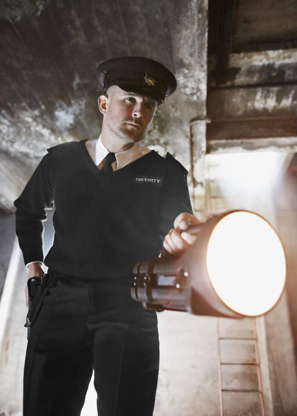 西方人,一个人,警察,警卫,站,竖图,室内,白天,仰视,工作服,制服,帽子,照明,欧洲,欧洲人,仅一个男性,仅一个人,仅一个中年男性,握,阴影,光线,影子,灯光,拿,拿着,注视,灯,观察,看,站着,握着,军帽,观看,照亮,察看,照明设备,关注,手电筒,电筒,手电,工作制服,男人,男性,中年男性,白种人,保安,警卫员,看守,卫兵,站立,半身,彩图,低角度拍摄,工作套服