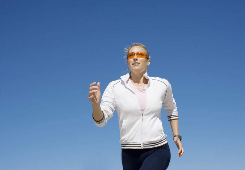 西方人,一个人,跑,笑,微笑,露齿笑,横图,室外,白天,仰视,运动服,锻炼,运动,欧洲,欧洲人,仅一个女性,仅一个人,服装,时间,墨镜,时钟,手表,眼镜,计时,注视,衣服,蓝色,蓝天,天空,太阳镜,太阳眼镜,钟表,天,观察,看,仅一个中年女性,表,遮阳镜,服饰,晴朗,观看,腕表,察看,衣着,穿着,关注,万里无云,衣饰,体育,女人,女性,中年女性,白种人,钟,晴空,晴空万里,跑步,半身,彩图,低角度拍摄,健身,运动装