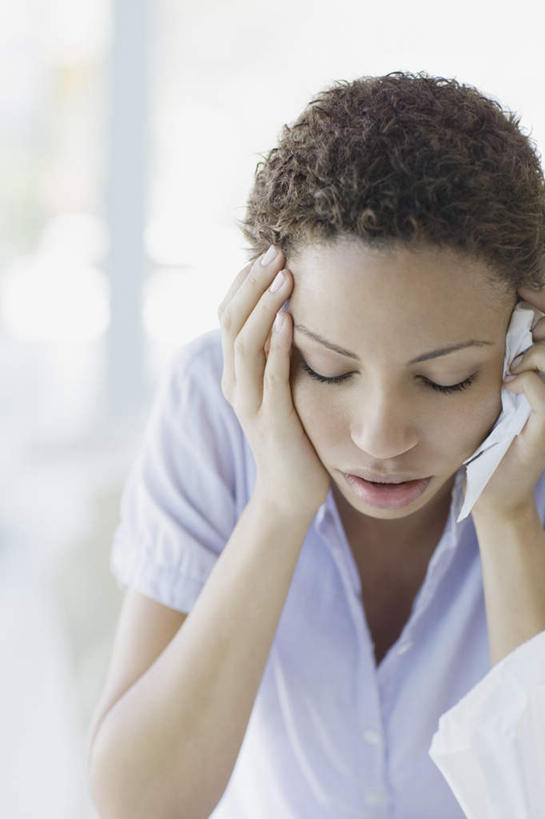 西方人,脸,头,脸颊,手,一个人,闭眼,摸,竖图,室内,特写,白天,正面,窗户,生活用品,欧洲,非洲,黑人,欧洲人,双手,仅一个年轻女性,仅一个女性,仅一个人,抚摸,服装,朦胧,模糊,纸,肩膀,玻璃窗,衣服,紫色,纸巾,日用品,生病,疼痛,手部,服饰,卫生纸,悲伤,衣着,穿着,痛苦,疾苦,苦楚,衣饰,抱病,生活用纸,年轻女性,女人,女性,非洲人,头部,脸部,脸蛋,面部,闭眼睛,闭着眼,闭着眼睛,触摸,接触,半身,彩图