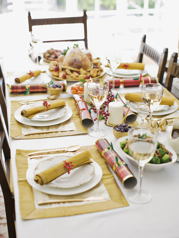 红酒,葡萄酒,无人,竖图,俯视,室内,特写,白天,烹饪,西餐,餐桌,桌子,萝卜,胡萝卜,蔬菜,土豆,椰菜,卷心菜,杯子,餐具,蜡烛,椅子,圣诞节,阴影,节日,朦胧,模糊,庆祝,新鲜,反射,光线,碟子,高脚杯,火焰,盘,影子,烛光,木椅,料理,食品,红酒杯,白葡萄酒,酒类,燃烧,文化,菜肴,美食,玻璃制品,酒,食物,饮料,盘子,餐巾,酒杯,碟,点燃,庆典,甘蓝,西式,佳肴,有机食品,绿色食品,抱子甘蓝,芽甘蓝,餐台,纪念,葡萄酒杯,馍馍蛋,球芽甘蓝,子持甘蓝,保洁方巾,口布,甘蓝菜,爆竿,爆仗,爆竹,鞭爆,玻璃杯,炮仗,洋芋,山药蛋,马铃薯,结球甘蓝,红萝卜,甘荀,甘兰,包心菜,彩图,高角度拍摄,圆白菜