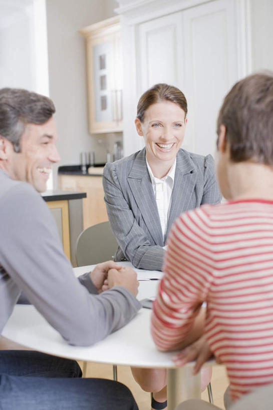 西方人,背部,三个人,家庭,夫妻,商务人士,商务女性,坐,说,竖图,室内,白天,正面,爱情,讨论,桌面,桌子,欧洲,欧洲人,套装,木制,材料,档案,文件,纸,浪漫,注视,相视,木制品,手稿,资料,观察,看,温暖,温馨,一家人,面对面,恩爱,恋人,观看,引导,指导,对视,证明,和睦,察看,领导,互视,关注,文档,相对,商务装,存款,工薪阶层,贷款,相看,交流,男人,男性,女人,女性,中年男性,中年女性,白种人,夫妇,情侣,白领,上班族,沟通,讲话,交谈,商讨,说话,谈话,坐着,半身,彩图,伴侣,融洽