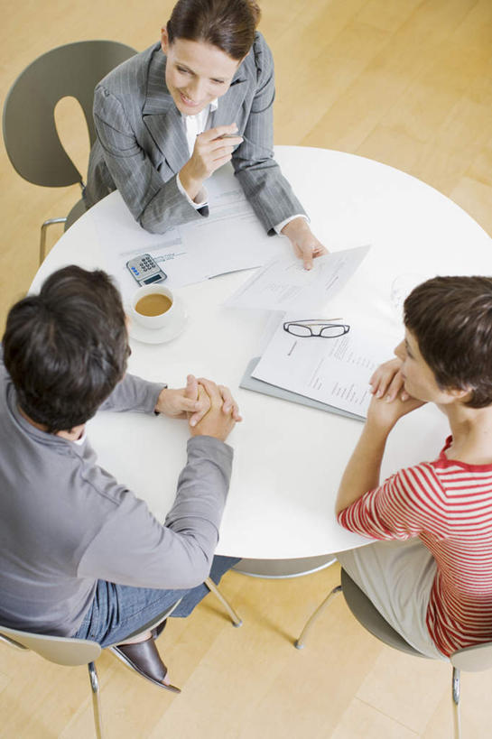 西方人,三个人,家庭,夫妻,商务人士,商务女性,坐,说,竖图,俯视,室内,白天,爱情,讨论,桌面,桌子,欧洲,欧洲人,套装,木制,材料,档案,文件,纸,浪漫,注视,相视,木制品,手稿,资料,观察,看,温暖,温馨,一家人,面对面,恩爱,恋人,观看,引导,指导,对视,证明,和睦,察看,领导,互视,关注,文档,相对,商务装,存款,工薪阶层,贷款,相看,交流,男人,男性,女人,女性,中年男性,中年女性,白种人,夫妇,情侣,白领,上班族,沟通,讲话,交谈,商讨,说话,谈话,坐着,半身,彩图,高角度拍摄,伴侣,融洽