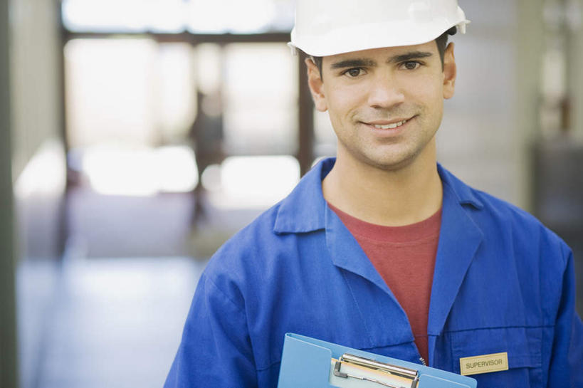 西方人,一个人,建筑工人,工厂,站,笑,微笑,露齿笑,横图,室内,白天,正面,工作服,制服,窗户,落地窗,帽子,欧洲,欧洲人,仅一个男性,仅一个人,朦胧,模糊,头盔,注视,玻璃窗,工人,仅一个年轻男性,蓝色,安全帽,观察,看,站着,名牌,观看,察看,关注,记录板,记事板,工作制服,男人,男性,年轻男性,白种人,建筑工,站立,半身,彩图,工作套服,工地,制造厂