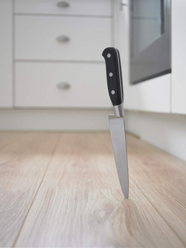 无人,竖图,室内,特写,白天,正面,地板,柜子,金属制品,一把,阴影,反射,金属,工具,影子,刀具,地面,储物柜,木地板,刀,储存,菜刀,切菜刀,储备,蕴藏,贮备,彩图,贮存