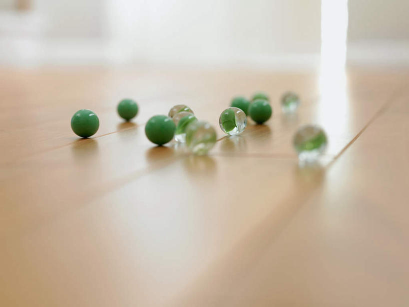 无人,横图,室内,特写,白天,正面,游戏,地板,静物,玩具,朦胧,模糊,地面,凌乱,玩,娱乐,弹珠,木地板,休闲,益智,活动,混乱,发泄,消遣,欣赏,智力,弹球,宣泄,美观,纷乱,缭乱,庞杂,玩耍,嬉戏,彩图