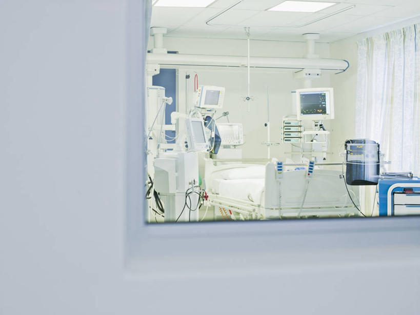 无人,医院,横图,室内,白天,正面,显示器,窗户,床,门,照明,阴影,光线,屏幕,影子,灯光,床单,被子,显示屏,顶灯,玻璃窗,灯,病床,灯具,门框,照亮,医疗设备,被单,照明设备,医疗器械,输出设备,医疗机构,彩图,病院,诊所,护理床,医疗床