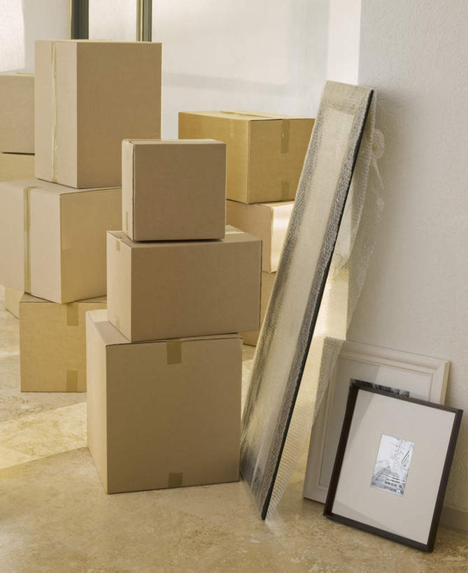 无人,竖图,室内,白天,正面,一堆,许多,阴影,堆叠,堆积,反射,包装,影子,纸箱,墙,墙壁,墙面,画框,白色,容器,箱子,堆,搬家,迁移,纸板箱,包装箱,迁居,乔迁,搬迁,彩图