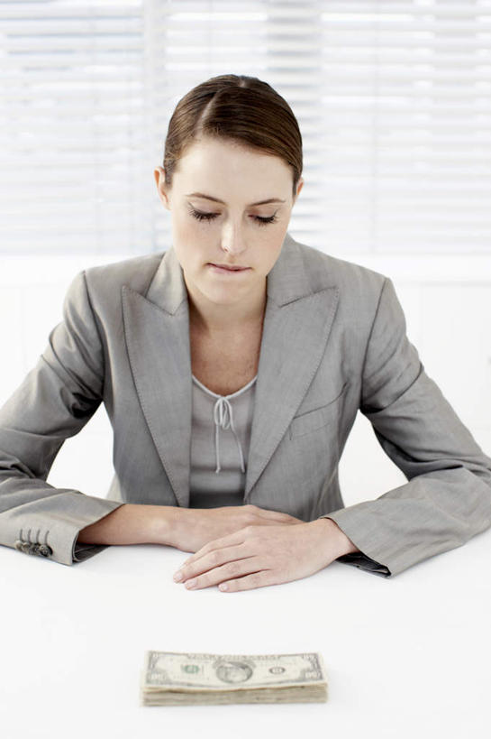 西方人,一个人,商务人士,商务女性,办公室,坐,竖图,室内,白天,正面,钱,窗户,家具,桌子,欧洲,欧洲人,仅一个年轻女性,仅一个女性,仅一个人,一堆,许多,咬,阴影,堆叠,堆积,套装,反射,钱币,影子,百叶窗,办公桌,注视,低头,观察,看,钞票,金融,纸币,经济,观看,堆,咬着,察看,盼望,关注,商务装,流通,纸钞,贸易,工薪阶层,渴望,办公家具,渴想,巴望,货币,现金,年轻女性,女人,女性,白种人,白领,上班族,坐着,半身,彩图