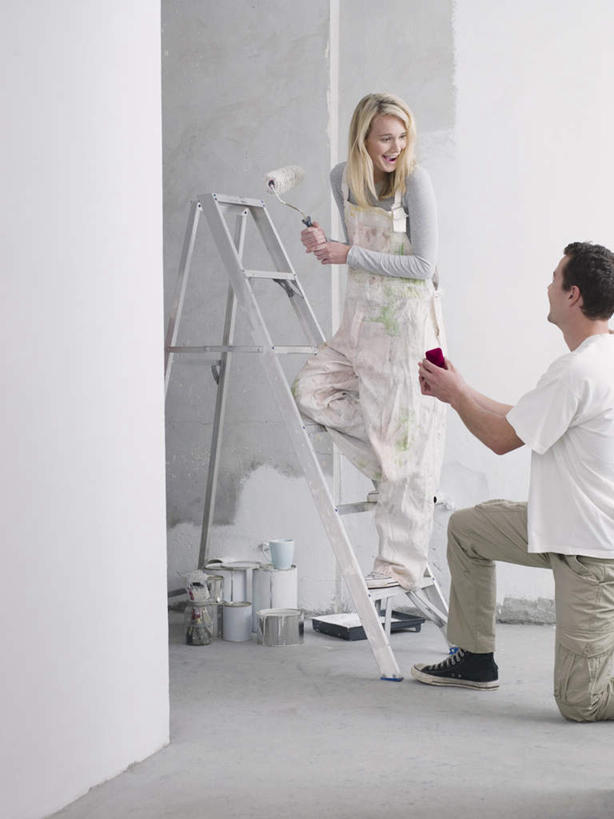 西方人,两个人,站,跪,攀登,竖图,室内,白天,正面,爱情,装修,欧洲,欧洲人,阴影,服装,裤子,反射,梯子,铁桶,桶,影子,阶梯,墙,浪漫,注视,休闲装,装潢,墙壁,墙面,装饰品,衣服,白色,粉刷,戒指,容器,饰品,首饰,刷子,观察,看,站着,休闲,温暖,温馨,休闲服,爬,背带裤,恩爱,恋人,服饰,观看,上升,储藏,油漆,滚筒刷,求婚,信物,涂料,和睦,察看,权利,储存,关注,人字梯,滚刷,登高,手饰,饭单裤,工装裤,男人,男性,年轻男性,年轻女性,女人,女性,白种人,情侣,跪着,攀爬,站立,彩图,全身,伴侣,融洽,贮存,滚筒