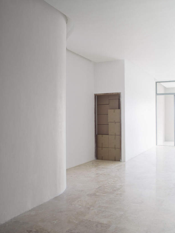 无人,竖图,室内,白天,正面,窗户,柜子,一排,许多,整齐,包装,纸箱,墙,储物柜,很多,玻璃窗,墙壁,墙面,排列,容器,箱子,堆,搬家,迁移,储存,队列,纸板箱,包装箱,迁居,乔迁,搬迁,储备,蕴藏,贮备,彩图,贮存