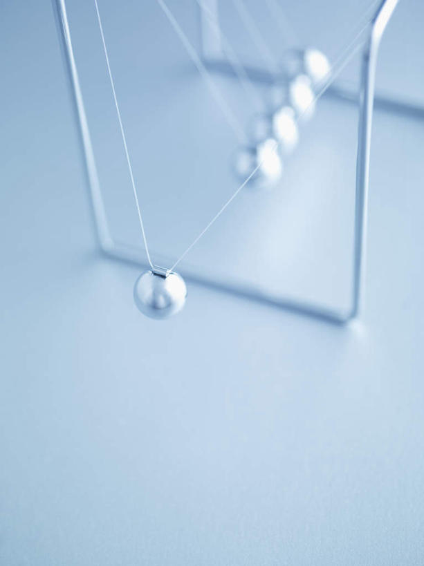 无人,竖图,俯视,室内,特写,白天,游戏,桌面,桌子,静物,撞球,阴影,蓝色背景,朦胧,模糊,反射,木制,影子,玩,娱乐,一个,木制品,休闲,益智,摄影,影棚,单个,活动,碰撞,发泄,消遣,智力,钢球,循环,牛顿摆,物理,宣泄,力学,惯性,惯性钢球,牛顿摆球,摇摆球,撞撞球,玩耍,嬉戏,彩图,高角度拍摄,影棚拍摄,拍摄