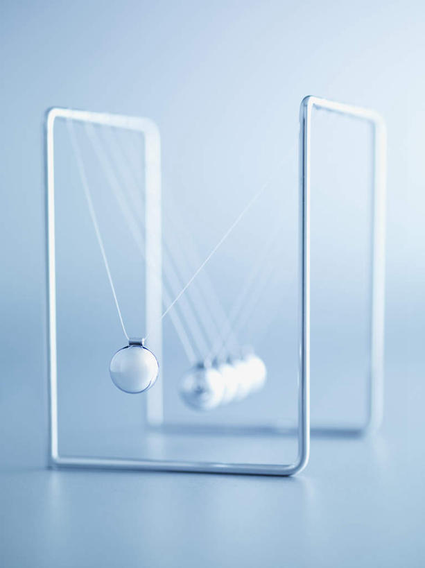 无人,竖图,室内,特写,白天,正面,游戏,桌面,桌子,静物,撞球,阴影,蓝色背景,朦胧,模糊,反射,木制,影子,玩,娱乐,一个,木制品,休闲,益智,摄影,影棚,单个,活动,碰撞,发泄,消遣,智力,钢球,循环,牛顿摆,物理,宣泄,力学,惯性,惯性钢球,牛顿摆球,摇摆球,撞撞球,玩耍,嬉戏,彩图,影棚拍摄,拍摄