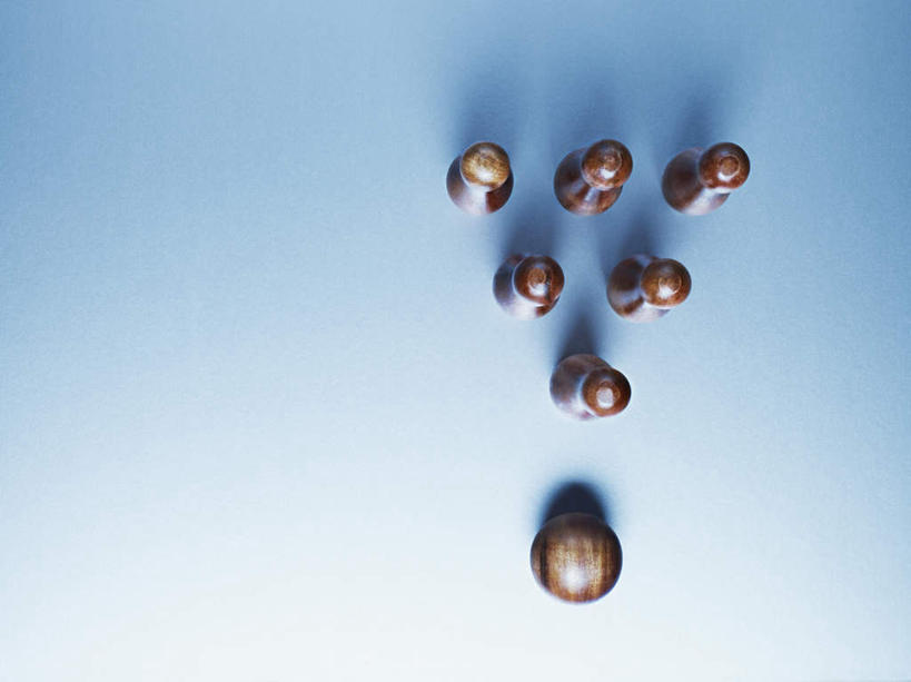 无人,横图,俯视,室内,特写,白天,锻炼,运动,桌面,桌子,静物,一排,阴影,蓝色背景,整齐,并列,并排,反射,木制,三角形,图形,影子,保龄球瓶,几何,速度,娱乐,运动器械,排列,木制品,健身器械,力量,平衡,摄影,影棚,技巧,协调,队列,数学,健身器材,平行,灵敏,柔韧,趣味,耐力,抗争,球瓶,体育,彩图,高角度拍摄,影棚拍摄,健身,拍摄,几何图形,运动器材