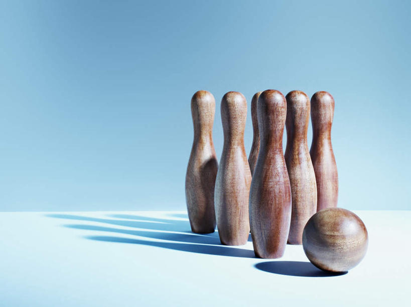 无人,横图,俯视,室内,特写,白天,锻炼,运动,桌面,桌子,静物,一排,阴影,蓝色背景,整齐,并列,并排,反射,木制,影子,保龄球瓶,速度,娱乐,运动器械,排列,木制品,健身器械,力量,平衡,摄影,影棚,技巧,协调,队列,健身器材,平行,灵敏,柔韧,趣味,耐力,抗争,球瓶,体育,彩图,高角度拍摄,影棚拍摄,健身,拍摄,运动器材