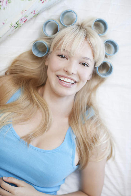 西方人,一个人,躺,笑,微笑,露齿笑,竖图,俯视,室内,白天,床,卧室,欧洲,欧洲人,仅一个年轻女性,仅一个女性,仅一个人,服装,背心,双人床,床单,注视,被子,衣服,蓝色,观察,看,服饰,观看,卷发棒,卷发器,察看,被单,衣着,穿着,关注,烫发器,衣饰,塑料卷发棒,卧着,年轻女性,女人,女性,白种人,躺着,卧,半身,彩图,高角度拍摄,睡房,卧房