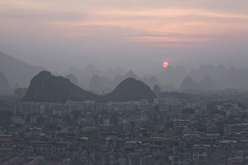 无人,家,横图,室外,白天,正面,度假,石头,美景,日落,山,山脉,雾,城市风光,城市,桂林,中国,亚洲,朦胧,模糊,石子,房屋,屋子,景观,山顶,山峰,晚霞,霞光,落日,公寓,山峦,背光,娱乐,洋房,楼房,住宅,黄昏,群山,享受,休闲,景色,彩霞,放松,广西,迷雾,逆光,东亚,沉积岩,广西壮族自治区,中华人民共和国,桂林市,桂,华南地区,颠峰,极峰,夕照,水成岩,石块,岩石,大雾,夕阳,彩图,房子,斜阳