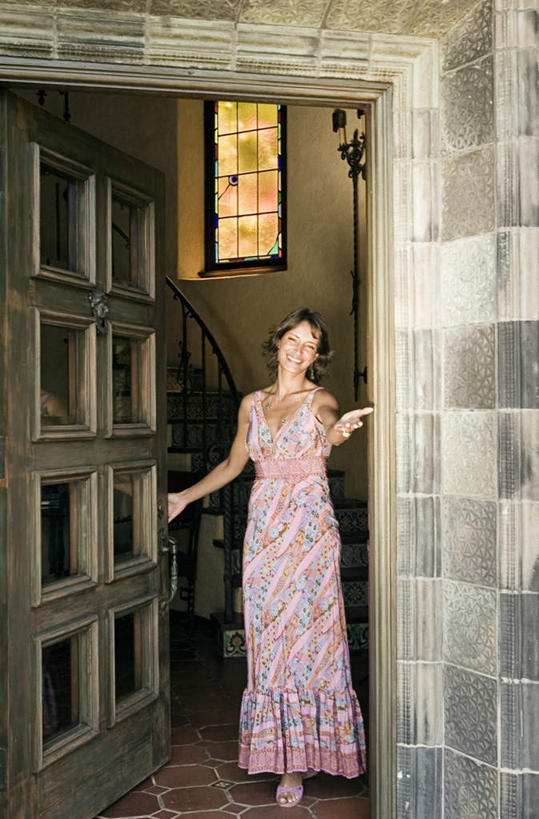 西方人,一个人,站,竖图,室外,白天,正面,裙子,窗户,门,玻璃,欧洲,欧洲人,仅一个年轻女性,仅一个女性,仅一个人,撑,连衣裙,瓷砖,地砖,墙,地面,开门,注视,玻璃窗,墙壁,墙面,玻璃制品,门框,观察,看,站着,观看,察看,撑着,关注,年轻女性,女人,女性,白种人,站立,半身,彩图