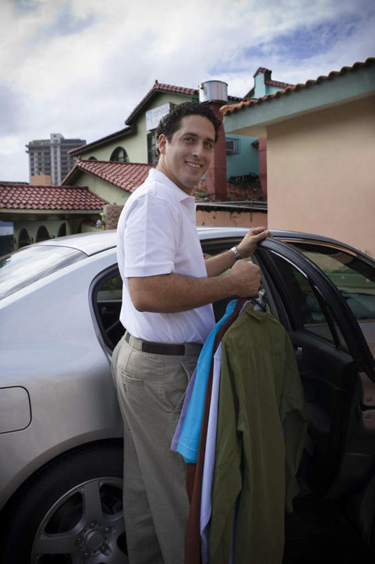 西方人,一个人,家,站,笑,微笑,露齿笑,竖图,室外,白天,侧面,窗户,汽车,衣架,欧洲,欧洲人,仅一个男性,仅一个人,握,服装,时间,时钟,手表,瓦片,房屋,屋檐,屋子,云,云朵,拿,计时,云彩,开门,拎,拿着,扭头,注视,休闲装,楼房,檐,玻璃窗,住宅,车,仅一个年轻男性,衣服,蓝色,白云,蓝天,天空,钟表,交通工具,轿车,天,观察,看,站着,转头,休闲,休闲服,表,握着,服饰,晴朗,观看,腕表,察看,关注,载具,男人,男性,年轻男性,白种人,挂衣架,晾衣架,钟,晴空,站立,半身,彩图,房子,拎着