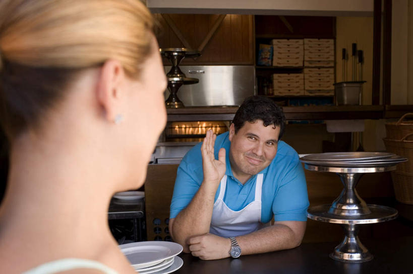 西方人,两个人,厨师,餐厅,站,笑,微笑,横图,室内,白天,正面,餐桌,桌子,餐具,照明,欧洲,欧洲人,撑,招呼,服装,时间,壁灯,碟子,盘,时钟,手表,围裙,墙,灯光,计时,注视,休闲装,墙壁,墙面,灯,衣服,蓝色,白色,盘子,灯具,碟,钟表,观察,看,站着,休闲,休闲服,表,服饰,餐台,观看,腕表,照亮,察看,撑着,照明设备,关注,男人,男性,年轻男性,年轻女性,女人,女性,白种人,厨师长,厨子,大厨,主厨,钟,举手,站立,半身,彩图,餐馆,饭店,饭馆