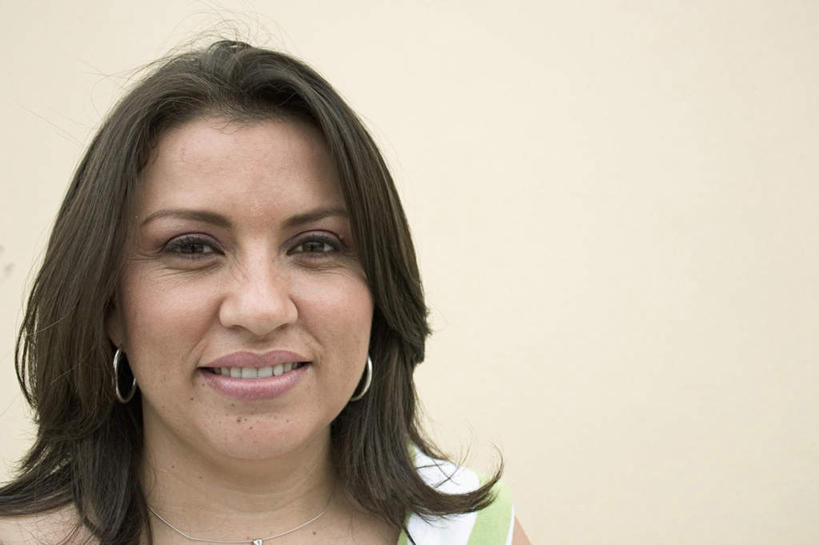 西方人,一个人,笑,微笑,露齿笑,横图,室内,白天,正面,欧洲,欧洲人,仅一个女性,仅一个人,黄色背景,服装,注视,休闲装,衣服,首饰,观察,看,仅一个中年女性,休闲,休闲服,摄影,服饰,影棚,观看,察看,关注,金饰,女人,女性,中年女性,白种人,半身,彩图,影棚拍摄,拍摄