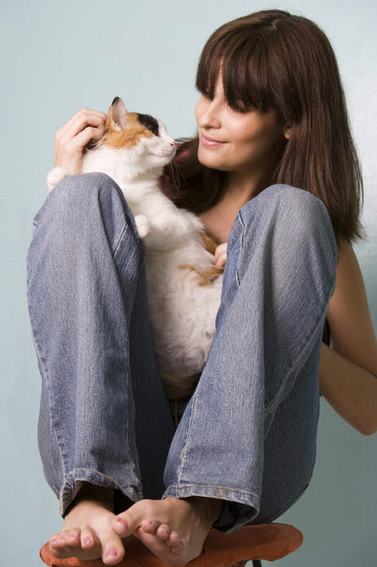 西方人,一个人,坐,抱,笑,摸,微笑,竖图,室内,特写,白天,正面,纯洁,宠物,猫,欧洲,欧洲人,仅一个年轻女性,仅一个女性,仅一个人,抚摸,蓝色背景,服装,拿,拿着,扭头,注视,休闲装,衣服,动物,观察,看,转头,休闲,休闲服,可爱,童年,童趣,摄影,服饰,影棚,抱着,观看,察看,搂着,关注,猫咪,童真,烂漫,无邪,圆凳,天真,年轻女性,女人,女性,白种人,触摸,怀抱,接触,搂,搂抱,相抱,拥抱,坐着,半身,彩图,影棚拍摄,拍摄