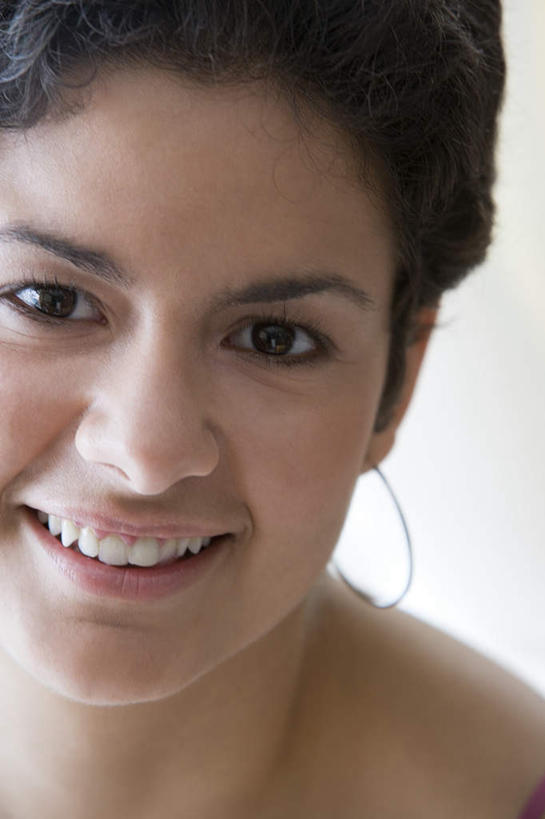 西方人,脸,头,脸颊,一个人,坐,笑,微笑,露齿笑,竖图,室内,特写,白天,白色背景,正面,欧洲,欧洲人,仅一个年轻女性,仅一个女性,仅一个人,内衣,装饰,注视,一个,红色,耳环,观察,看,摄影,影棚,单个,观看,华丽,修饰,点缀,察看,关注,衬托,美观,雅致,雅观,耳饰,亵服,年轻女性,女人,女性,白种人,头部,脸部,脸蛋,面部,坐着,半身,彩图,影棚拍摄,拍摄