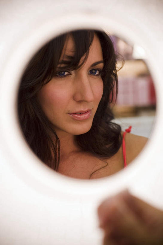 西方人,脸,头,脸颊,一个人,举,笑,微笑,竖图,室内,特写,白天,化妆,美容,镜子,欧洲,欧洲人,仅一个年轻女性,仅一个女性,仅一个人,握,阴影,反射,光线,影子,灯光,拿,拿着,注视,背面,化妆镜,化妆品,观察,看,托,握着,观看,镜像,察看,镜面,关注,肩带,光学,年轻女性,女人,女性,白种人,头部,脸部,脸蛋,面部,举起,举手,举着,向上举,向上伸,向上托,半身,彩图