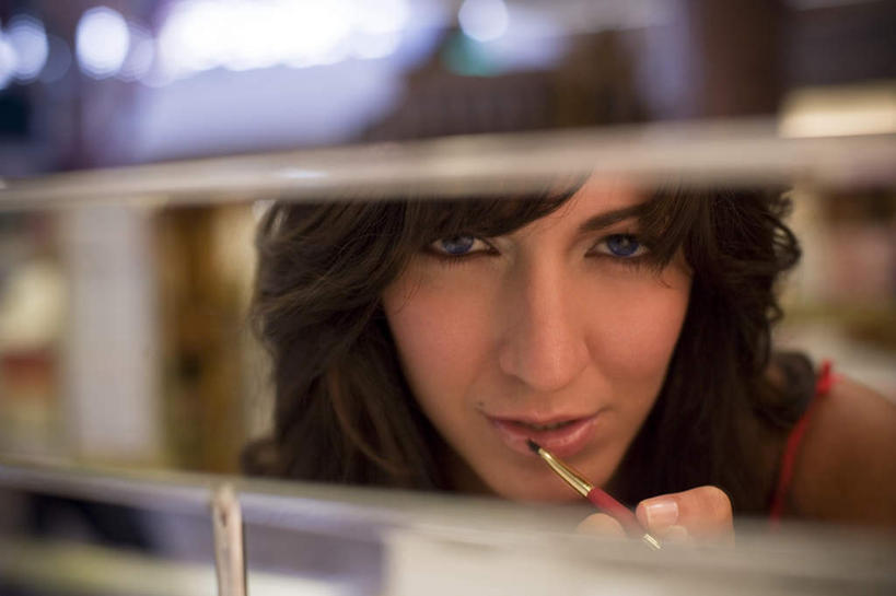 西方人,脸,头,脸颊,一个人,举,横图,室内,白天,化妆,美容,镜子,欧洲,欧洲人,仅一个年轻女性,仅一个女性,仅一个人,涂,握,阴影,反射,光线,影子,灯光,拿,拿着,注视,背面,化妆镜,刷子,观察,看,托,握着,观看,镜像,察看,镜面,关注,光学,年轻女性,女人,女性,白种人,头部,脸部,脸蛋,面部,举起,举手,举着,向上举,向上伸,向上托,半身,彩图