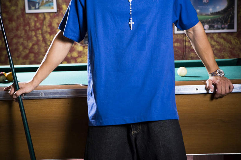 西方人,一个人,站,横图,室内,白天,正面,台球,项链,相框,欧洲,欧洲人,仅一个男性,仅一个人,握,撞球,服装,时间,球杆,时钟,手表,墙,拿,计时,拿着,休闲装,运动器械,墙壁,墙面,彩球,装饰品,仅一个年轻男性,衣服,蓝色,饰品,首饰,钟表,扶,站着,休闲,休闲服,表,健身器械,握着,服饰,腕表,台球桌,扶着,健身器材,斯诺克,斯诺克球,斯诺克台球,桌球,男人,男性,年轻男性,白种人,钟,站立,半身,彩图,运动器材