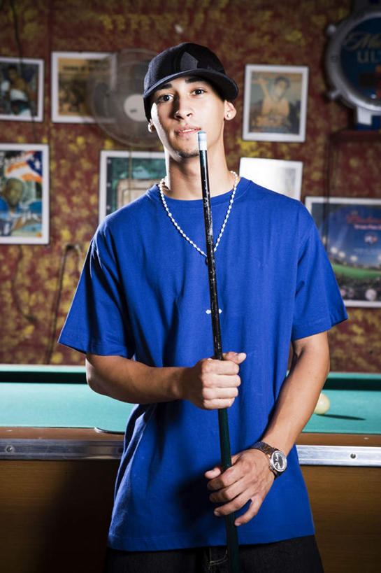 西方人,一个人,站,竖图,室内,白天,正面,台球,项链,相框,欧洲,欧洲人,仅一个男性,仅一个人,握,撞球,服装,时间,球杆,时钟,手表,墙,拿,计时,拿着,休闲装,运动器械,墙壁,墙面,彩球,装饰品,仅一个年轻男性,衣服,蓝色,饰品,首饰,钟表,靠,靠着,倚靠,站着,休闲,休闲服,表,健身器械,握着,服饰,腕表,台球桌,倚着,健身器材,斯诺克,斯诺克球,斯诺克台球,桌球,男人,男性,年轻男性,白种人,钟,站立,半身,彩图,运动器材