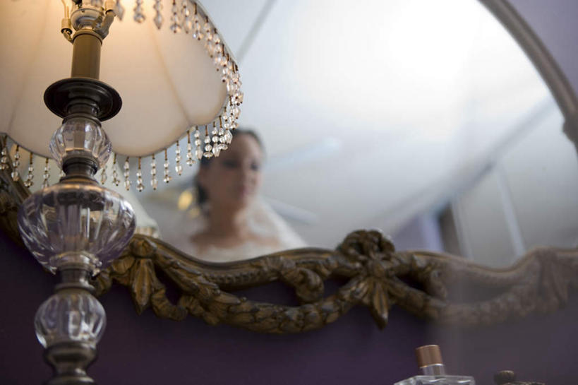 西方人,一个人,新娘,站,横图,室内,白天,仰视,婚纱,化妆,美容,婚礼,快乐,镜子,台灯,照明,欧洲,欧洲人,仅一个年轻女性,仅一个女性,仅一个人,头纱,朦胧,模糊,庆祝,反射,墙,灯光,结婚,墙壁,墙面,灯,紫色,化妆镜,灯具,低头,站着,喜庆,纪念,照亮,镜像,头冠,镜面,照明设备,光学,年轻女性,女人,女性,白种人,站立,半身,彩图,低角度拍摄,婚礼服,礼服,高兴