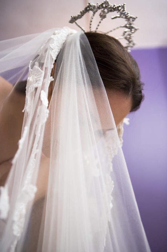 西方人,一个人,新娘,竖图,室内,白天,正面,婚纱,婚礼,快乐,欧洲,欧洲人,仅一个年轻女性,仅一个女性,仅一个人,弯腰,阴影,头纱,庆祝,光线,影子,墙,结婚,注视,墙壁,墙面,阳光,低头,观察,看,喜庆,观看,纪念,察看,头冠,关注,弯身,年轻女性,女人,女性,白种人,半身,彩图,婚礼服,礼服,高兴