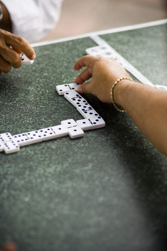 西方人,手,两个人,伙伴,朋友,坐,竖图,俯视,室外,白天,游戏,友谊,赌博,贪欲,竞争,桌子,玩具,欧洲,欧洲人,许多,握,骨牌,拿,玩,拿着,娱乐,刺激,首饰,休闲,手部,握着,活动,发泄,消遣,智力,赌具,牌九,投机,侥幸,欲望,宣泄,金饰,友情,男人,男性,中年男性,白种人,玩耍,嬉戏,坐着,半身,彩图,高角度拍摄,胜负,输赢