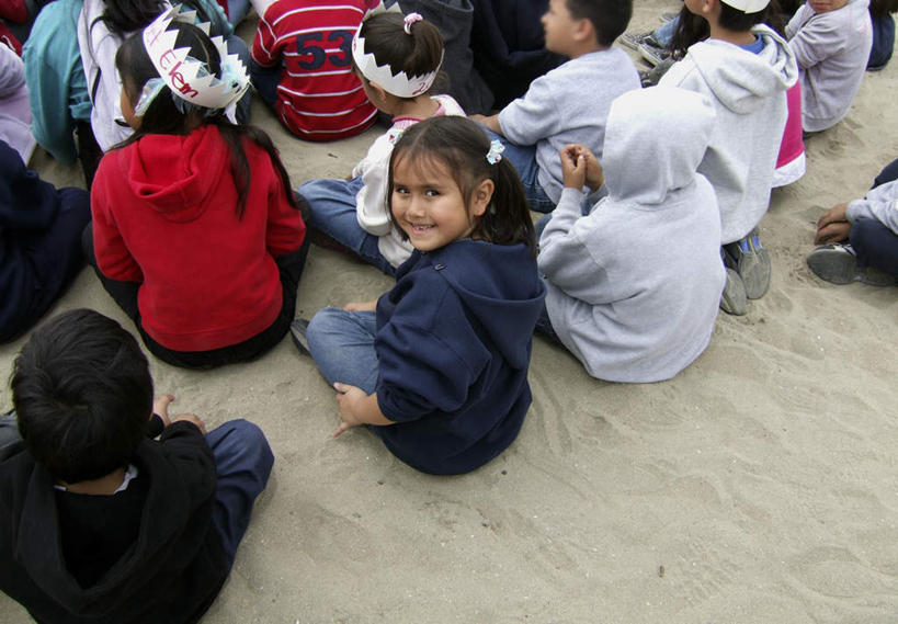 西方人,儿童,伙伴,朋友,坐,笑,盘腿,微笑,露齿笑,横图,俯视,室外,白天,友谊,沙滩,欧洲,黑人,欧洲人,沙子,河岸,河滩,沙地,许多人,扭头,生日帽,小孩,转头,一群人,头花,友情,男孩,男人,男性,女孩,女人,女性,盘腿而坐,盘膝,盘着腿的,盘着腿坐,双腿交叉,坐着,半身,彩图,高角度拍摄,男生,女生