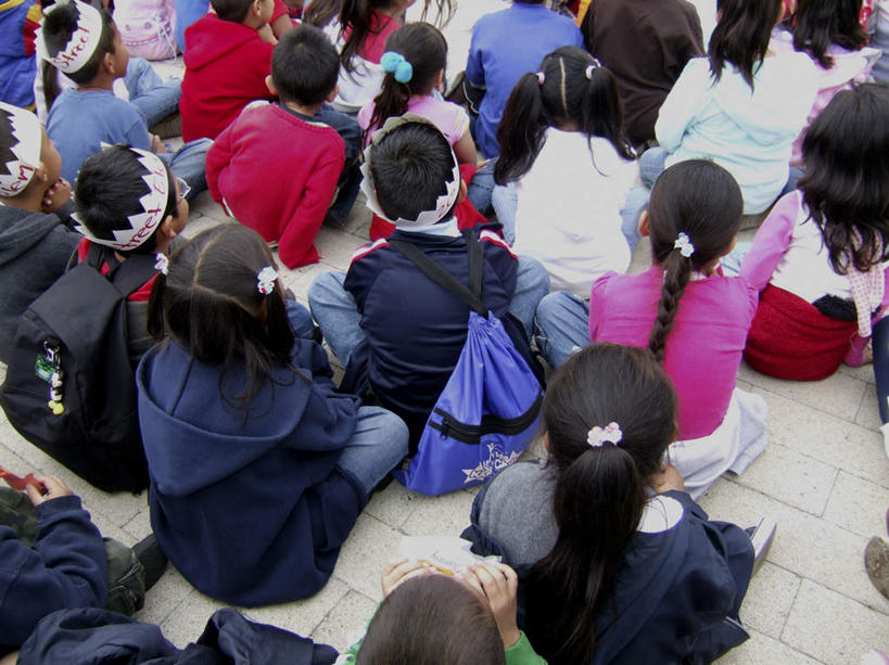 西方人,儿童,坐,横图,俯视,室外,白天,纯洁,欧洲,黑人,欧洲人,包,瓷砖,地砖,书包,地面,许多人,注视,生日帽,小孩,背包,观察,看,一群人,可爱,童年,童趣,观看,头花,单肩包,察看,关注,童真,烂漫,无邪,天真,男孩,男人,男性,女孩,女人,女性,坐着,半身,彩图,高角度拍摄,男生,女生