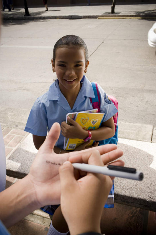 西方人,儿童,手,两个人,伙伴,朋友,站,坐,笑,微笑,露齿笑,竖图,俯视,室外,白天,制服,友谊,植物,道路,路,公路,书籍,欧洲,黑人,欧洲人,握,阴影,服装,装饰,光线,包,笔,书包,影子,石凳,办公用品,交通,拿,拿着,注视,文具,树,树木,小孩,绿色,阳光,自然,背包,耳环,学习用品,观察,看,站着,同学,手部,校服,握着,生长,成长,观看,华丽,修饰,文具用品,点缀,察看,关注,学生服,衬托,美观,雅致,雅观,耳饰,友情,男孩,男人,男性,女孩,女人,女性,书,图书,马路,站立,坐着,半身,彩图,高角度拍摄,双肩包,男生,女生