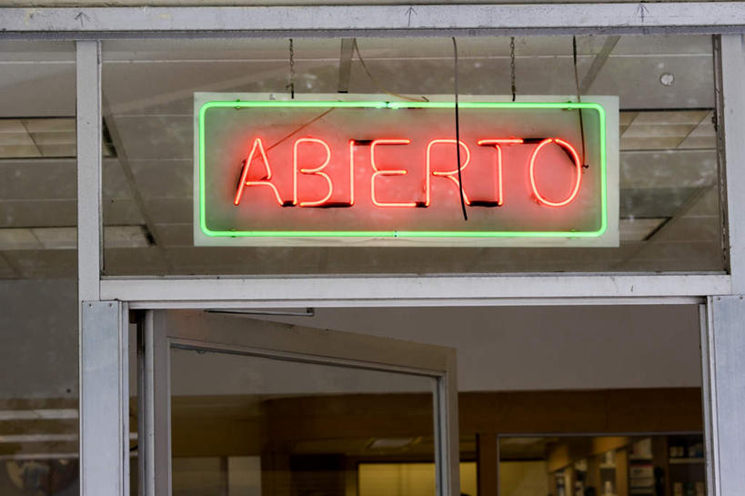 无人,横图,室外,白天,仰视,门,指示牌,玻璃,照明,阴影,装饰,光线,英文,标志,文字,影子,字符,字母,墙,灯光,光芒,标识,墙壁,墙面,玻璃制品,灯,红色,绿色,灯具,门框,闪耀,英文字母,华丽,修饰,照亮,点缀,闪烁,照明设备,装饰灯,衬托,美观,雅致,雅观,彩图,低角度拍摄