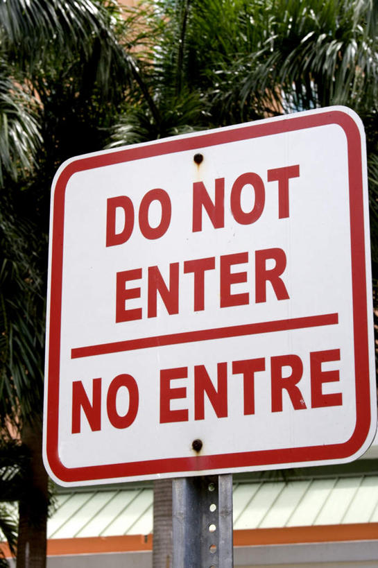 无人,竖图,室外,特写,白天,仰视,植物,指示牌,静物,英文,标志,方框,路标,文字,字符,字母,屋顶,警告,顶棚,标识,树,树木,红色,绿色,自然,警示,生长,成长,英文字母,禁止,提醒,提示,限制,危险,彩图,低角度拍摄